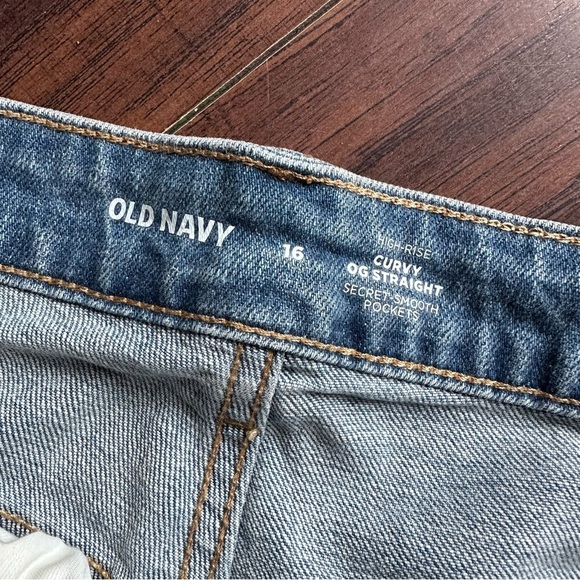 Old Navy High Rise Curvy Straight Cut Off Jean Shorts - Picture 3 of 4